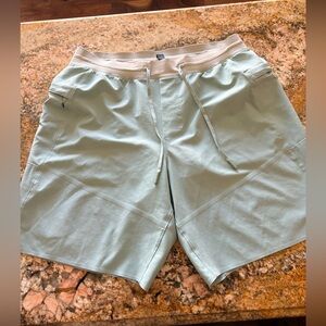 Lululemon TRAIN TO BEACH
8" SHORTS men’s size large